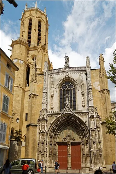 Cette cathédrale se situe sur le trajet de l'ancienne via Aurelia (voie romaine entre Rome et Arles). Dans quelle ville est-elle ?