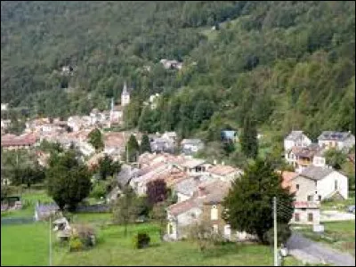 Village de l'arrondisement de Saint-Girons, traversé par le Garbet, Ercé se situe dans le département ...