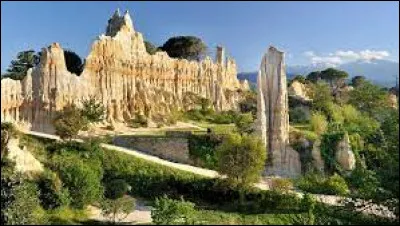 Je vous propose maintenant de partir à la découverte des orgues d'Ille-sur-Têt. Ville de l'aire d'attraction Perpignanaise, traversée par la Têt et le Boulès, elle se situe dans le département ...