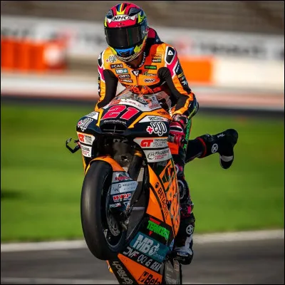 En Moto2, Arón Canet simpose pour la première fois de sa carrière, Fermín Aldeguer finit quatrième après une course de bagarre. À quelle place Alonso López a-t-il fini ?