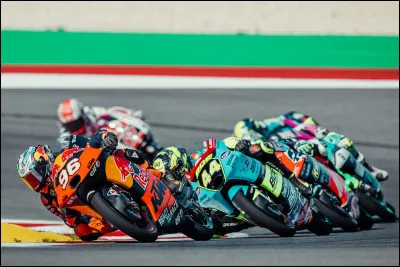 En Moto3, ce fut la première victoire de léquipe Tech3 que Deniz Öncü avait failli signer lannée dernière, face à Izan Guevara, quel pilote a fini troisième de la course ?