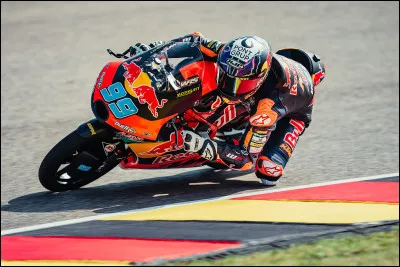 En Moto3, cest le jeune José Antonio Rueda qui sillustre, quel pilote est derrière lui ?