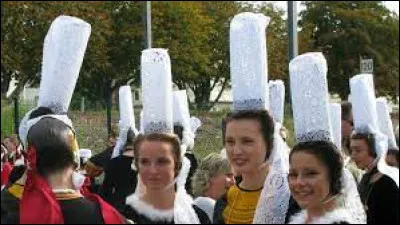 Comment s'appelle la coiffe des femmes de Pont-Aven ?