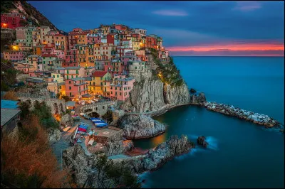 Dans quelle région d'Italie peut-on visiter "les Cinque Terre", qui se traduit par "Les Cinq Terres" ?