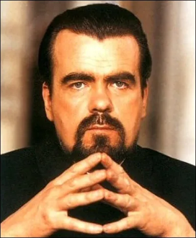 (Moonraker) Drax livre James Bond à :