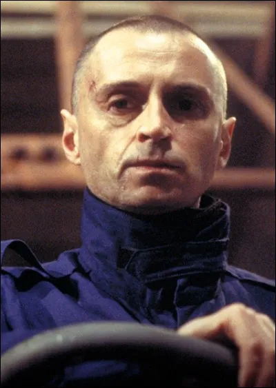 (Le Monde ne suffit pas) Pour montrer son insensibilité à la douleur, "Renard" serre dans son poing :