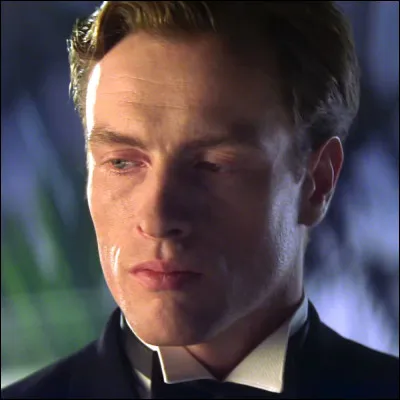 (Meurs un autre jour) Gustav Graves pratique :