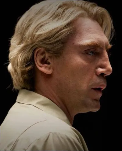 (Skyfall) Dans le métro à Londres, Silva se déguise en :