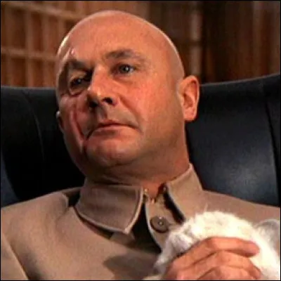 (On ne vit que deux fois) Blofeld livre ses victimes à des...