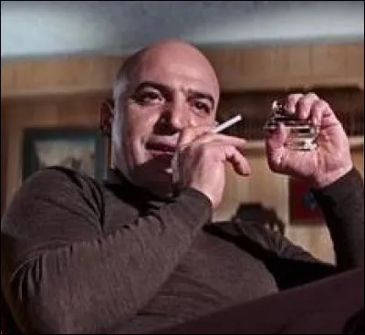 (Au Service secret de sa Majesté) Blofeld possède une particularité physique :