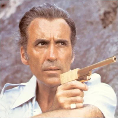 (l'Homme au pistolet d'or) Sur le bateau, James Bond se débarrasse du nain Nick Nack en l'accrochant :