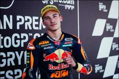 Quelle est la nationalité de ce pilote, trois fois vainqueur en Moto3, en Allemagne, en Autriche et en Australie ?