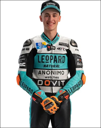 Quelle est la nationalité du champion du monde Moto3 2023, ayant gagné quatre courses cette année-là ?