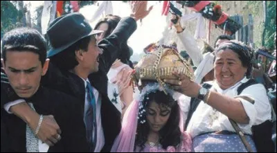 Quel est ce film picaresque dans lequel on célèbre un mariage gitan pendant que le grand-père décède ?
