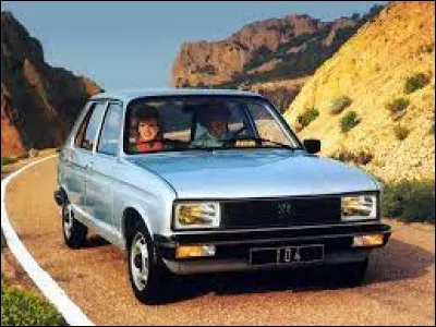 En mai 1940, 80% de la ville sont détruits par des bombardements allemands. Après la guerre , un nouvel essor est donné à la ville qui voit, entre 1949 et 1952, s'élever dans le ciel, très osé pour l'époque, une tour en béton armé. Il s'agit de la tour Perret, le plus haut gratte-ciel d'Europe avec ses 26 étages. Quelle est sa hauteur ?