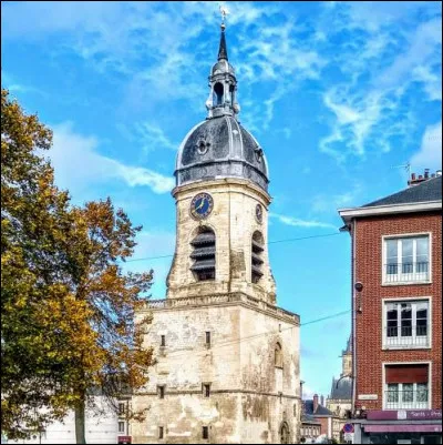 Le roi a été blessé d'une flèche à l'épaule devant la citadelle du Castillon. deux ans plus tard, il revient et fait raser le Castillon. Qu'est-ce qui a été édifié à son emplacement ?