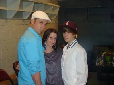 Auprs de quelle chanteuse , Justin a-t-il fait quelques concerts l'anne dernire ?