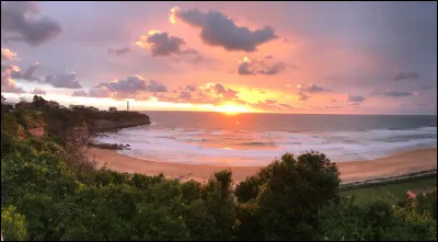 Dans quel département français la plage de la Petite Chambre d'Amour est-elle située ?