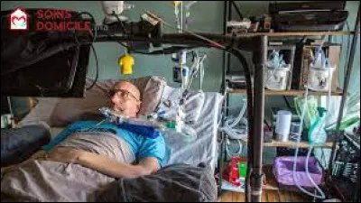 Quel est l'âge moyen au moment du diagnostic de la SLA ?