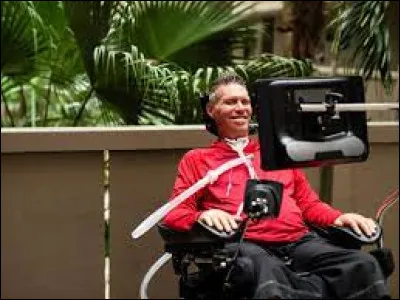 Quel concept scientifique a été popularisé par Stephen Hawking dans son livre "Une brève histoire du temps" ?