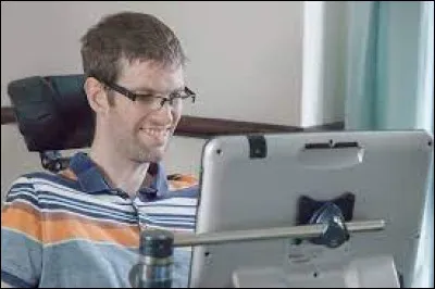 Dans quelle université Stephen Hawking a-t-il occupé le poste de professeur lucasien de mathématiques ?