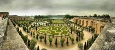 Laquelle de ces propositions a été fondée par Louis XIV ?