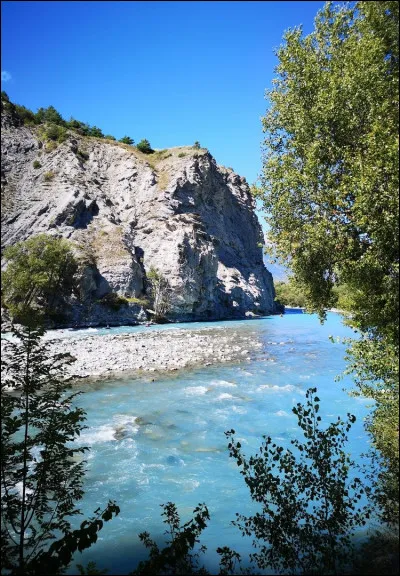 Quelle rivière se jette dans le Rhône, à quelques kilomètres au sud d'Avignon ?
