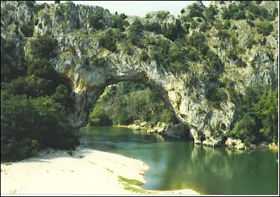 Pont d'Arc... cette arche de pierre enjambe une rivière. Laquelle ?