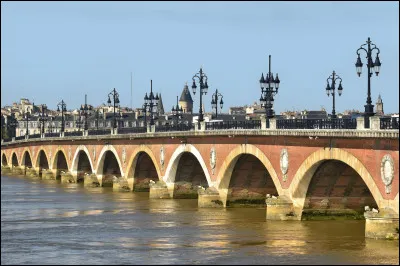 Dans quelle ville ce pont de pierre franchit-il la Garonne ?