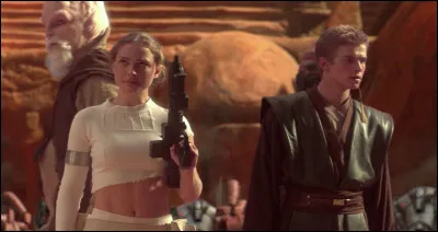 Quelle créature griffe Padmé Amidala au dos ?