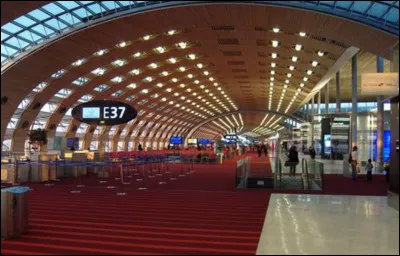 Qui est la meilleure amie qu'América rencontre à l'aéroport ?