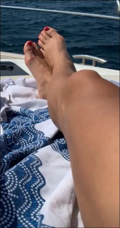 À qui appartiennent ces cuisses, ces jambes et ces pieds ?