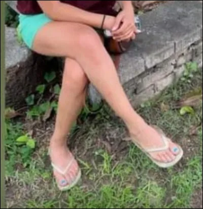 À qui appartiennent ces cuisses, ces jambes et ces pieds ?