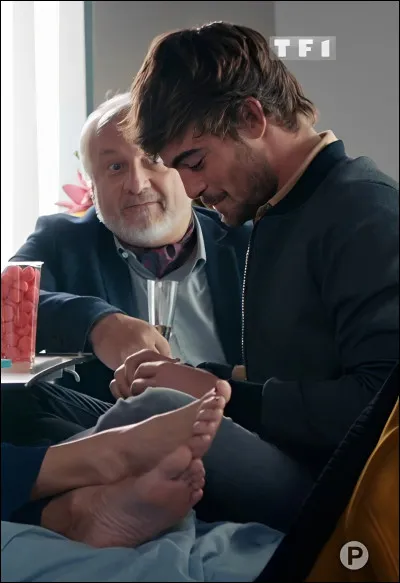 À qui appartiennent ces cuisses, ces jambes et ces pieds ?