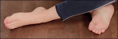 À qui appartiennent ces cuisses, ces jambes et ces pieds ?