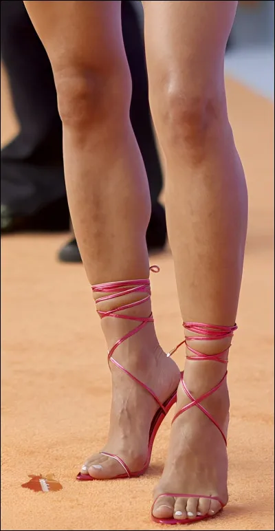 À qui appartiennent ces cuisses, ces jambes et ces pieds ?