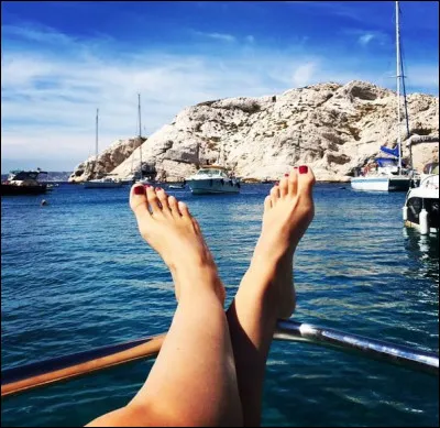 À qui appartiennent ces cuisses, ces jambes et ces pieds ?