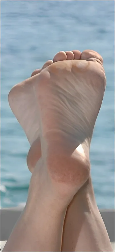 À qui appartiennent ces cuisses, ces jambes et ces pieds ?