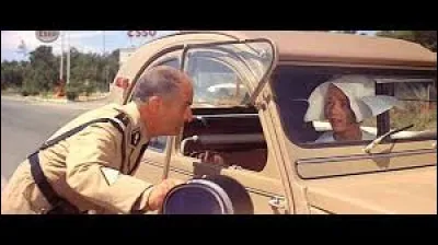 Quelle voiture conduit la bonne soeur à fond dans la saga des "Gendarmes" ?