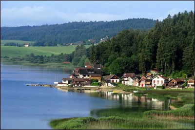 Alimenté par le Doubs, c'est l'un des plus grands lacs naturels de France, près de 400 ha pour une longueur d'environ 7 km. Quel est son nom ?