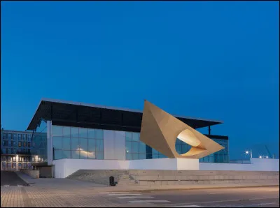 Inauguré en 1961, le musée d'Art moderne André Malraux est un cube entièrement vitré. Le parvis est surplombé par une statue en forme d'il en béton armé. Dans quelle ville se trouve-t-il ?