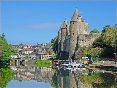 Écrasé par son château monumental (XIVe siècle) qui se reflète dans l'Oust, ce beau village aux demeures à colombages fut la propriété des Rohan. C'est ...
