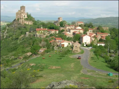 Pour atteindre Léotoing, tout petit village, il faut suivre les gorges de l'Alagnon. Les ruines d'un château des XIe et XIIIe siècles dominent le village. Dans quel département faut-il se rendre pour visiter ce site ?