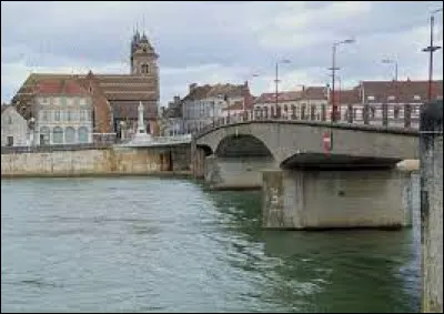 Cette commune du département de la Côte-d'Or, située sur la rive droite de la Saône, c'est Saint ... de Losne