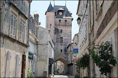 Cette ville de la Charente-Maritime, peuplée de 6 400 habitants, sous-préfecture du département, c'est Saint ... d'Angely.