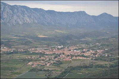 Cette commune de 1800 habitants du département des Pyrénées-Orientales, située dans la vallée de l'Agly, c'est Saint ... de Fenouillet