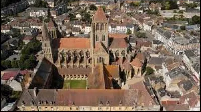 Cette petite ville normande, connue pour ses anciennes halles et pour son abbatiale, située dans la vallée de la Dives, c'est Saint ... en Auge