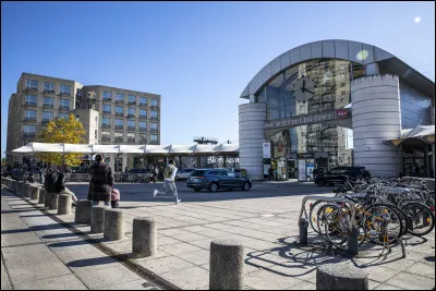 Cette ville de 15 000 habitants, située dans la banlieue de Tours, important centre ferroviaire, c'est Saint ... des Corps