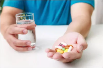 Quelle plante, souvent utilisée sous forme de complément alimentaire pour le moral, est connue pour interagir avec un grand nombre de substances médicamenteuses ?