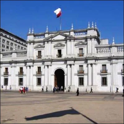 Quelle capitale dAmérique du Sud, qui abrite le palais de la Moneda, porte le même nom quune grande ville cubaine ?